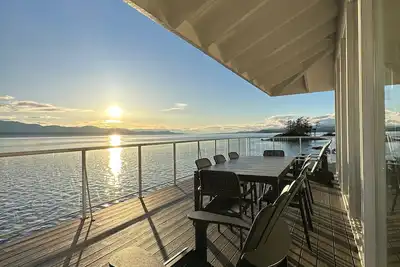 Image de 180° Ocean Views: Chef's Kitchen, Hot tub on 6. 3 private acres of forest.