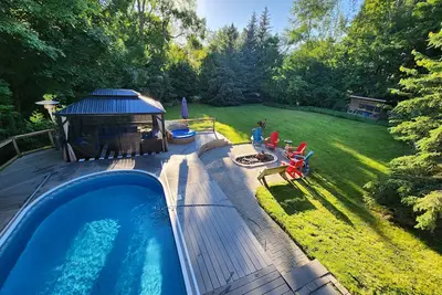 Image de Cozy 2 bedroom basement with pool, jacuzzi, gym & sauna. Come see the chickens