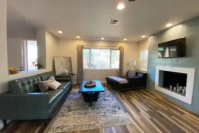 Image de Luxe Serenity - Remodeled home walking distance from Chapel of the Holy Cross. \n