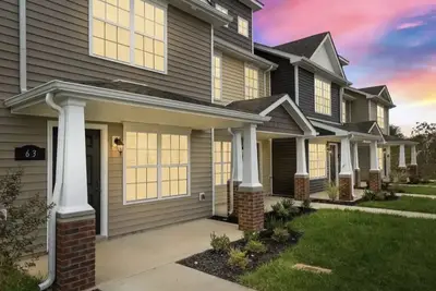 Image de Stylish space with easy access to Clarksville’s best shopping and restaurants.