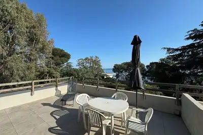 Image de Studio avec terrasse vue mer.