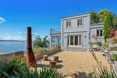 Image de \n'Hakari' is a light filled, waterfront, spacious and serene home. \n\n\n\n\n