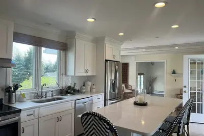 Image de Beautiful Waterfront home in the amazing Black Rock Area!