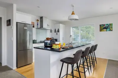 Image de Tui Beach House - Centrally located, 3 min walk to beach, bright house Paihia.