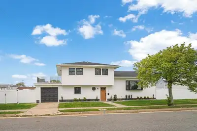 Image de Wow, 4 bd 3ba, amazing views, gorgeous fully renovated house! With 100’ dock! !