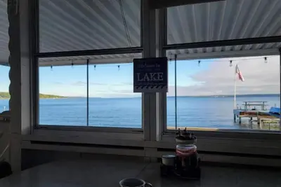 Image de Cottage on Seneca Lake Shoreline