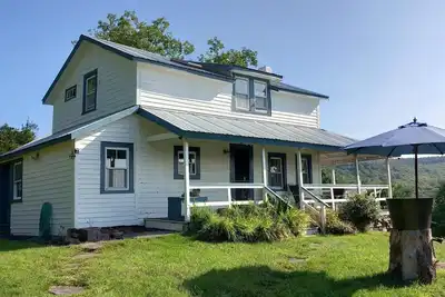 Image de Catskill Farmhouse, mountain views, spring-fed swimming pond with deck, 22 acres