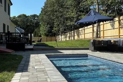 Image de Luxurious Home near Mayflower beach. Heated Pool & Hot Tub Game & movie room
