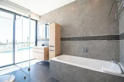 Image de 4 Bedroom Modern Villa With Heated Pool, Spacious With Spectacular sea Views!