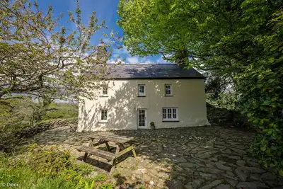 Image de Luxurious Three Bedroom Farmhouse with Sea Views in Llanystumdwy | Bryn-Du
