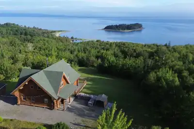 Image de Privacy @ Bras d’Or Lake Eagle House Chalet