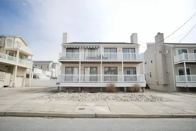 Image de Sea Isle City 4 Br 2 Ba, open floor plan, short walk to beach, end of promenade