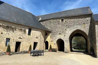 Image de Gite le Châtelet du Château de Villeneuve au Cœur D'un Jardin Labellisé