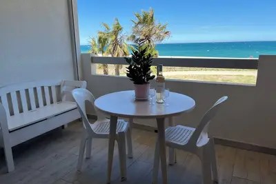 Image de Première Ligne sur la Plage Piscine Vue mer Les Pieds Dans L'eau!