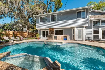 Image de Spacious retreat just minutes from the beach with a stunning pool and game rooms