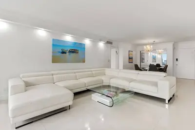 Image de Fully renovated beach front Condo for rent.