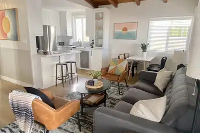 Image de Steps to beach, pier, restaurants and shops. Furnished, monthly rental.