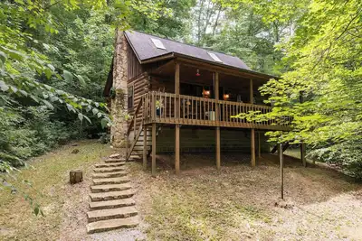 Image de Fernwood Cabin, nestled in the woods of Hocking Hills. Your home away from home!