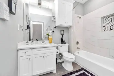 Image de B-Inspired as you enjoy your stay in the wonderful Houston Area.