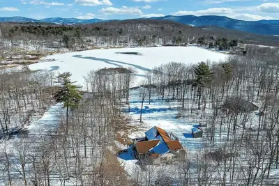 Image de Lakefront Chalet w/ game room 25 min. from skiing & snow tubing. Pet-friendly!