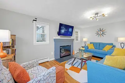 Image de Mcm Vibe • Workspace • Arcade • Fenced Yard • Firepit • Bbq • Dogs Ok