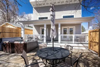 Image de Hot Tub / Near Downtown / A/C / Couples Retreat