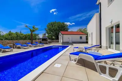 Image de Grande piscine avec électrolyse au sel près de la baie de boue thérapeutique