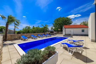 Image de Avec piscine de 28m2 près de la baie de boue curative