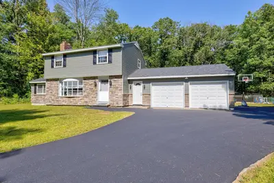 Image de Updated Pool home - Saratoga Race Track, Skiing & Lake George! Easy I87 access