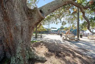 Image de Beachwood Retreat is a Charming Ground Floor Condo with Pool Access