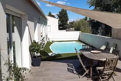 Image de Maison plain pieds avec piscine \/ Single-storey house with swimming pool.