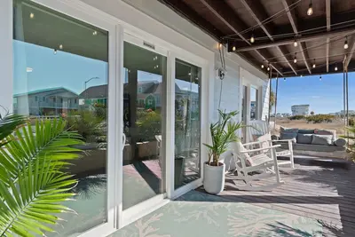 Image de 2nd Row, 2 minute walk to sand, Pool, Sleeps 6, - Downstairs