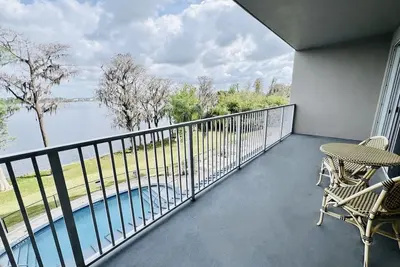 Image de Peaceful Lakefront Resort Condo at Disneyworld! Central to parks, shopping, etc!
