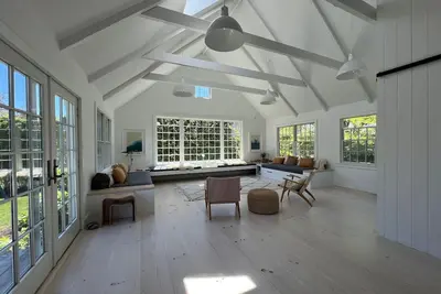 Image de Gorgeous North Fork Farmhouse with Private Beach Rights