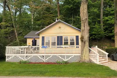 Image de Cozy cottage overlooking Hamlin Lake, a few minutes from downtown!