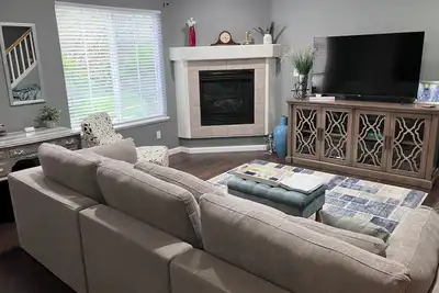 Image de Lovely 3 bedroom townhome  getaway in quiet neighborhood for work or fun!
