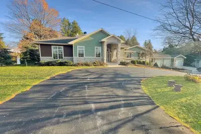 Image de Wilke Lake Retreat\nBeautiful home with 180ft tranquil lake frontage