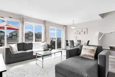 Image de Entire Home Spacious 4 bed 2. 5 bath Duplex with a huge backyard!