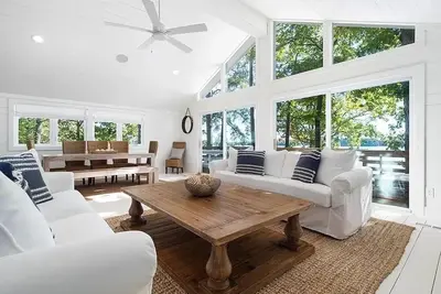 Image de Newly renovated beauty on main lake with sunrise to sunset panoramic views!