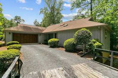 Image de 2 Bedroom 2 Bath -  Pond Views - Walking distance to U. S. Open Clubhouse