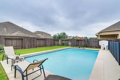 Image de 12 Mi to Dtwn Houston: Modern Home w/ Backyard