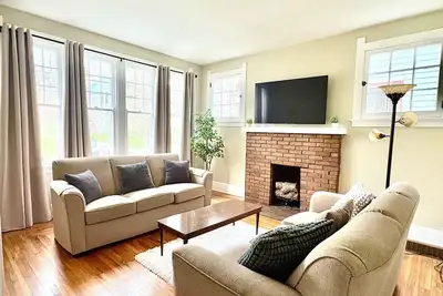 Image de Cozy home on peaceful street in College Hill. Trails, park & tennis steps away.