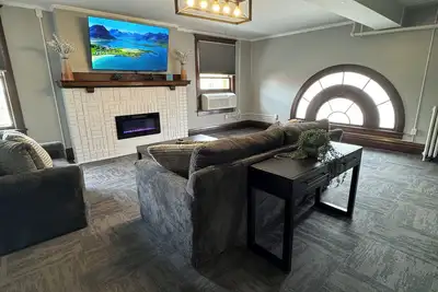 Image de Historic Downtown Apt steps from eateries & Wvu