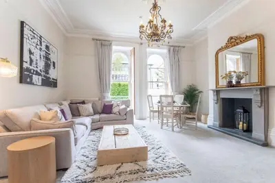 Image de Beautiful Two Bedroom Regency Apartment