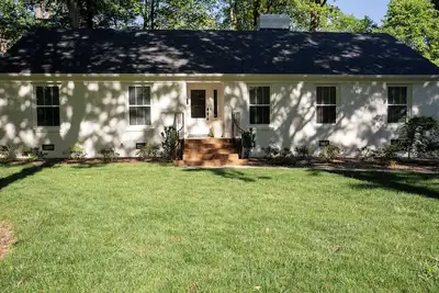 Image de Comfy family or multi couple retreat. Near Friendly Center, Tanger, Downtown!