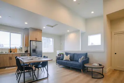Image de New Beautiful & Cozy Condo In Heart of Vancouver. Minutes away from Waterfront