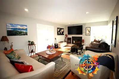 Image de The Traveler's House -Central Location, Hilltop, Gameroom, Firepit, Skiing