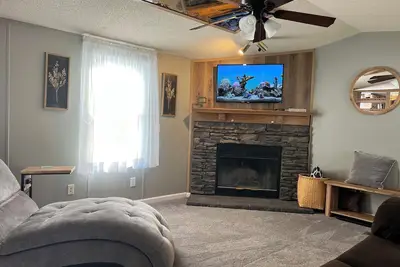 Image de Comfy Mobile Home located minutes from restaurants and venues.