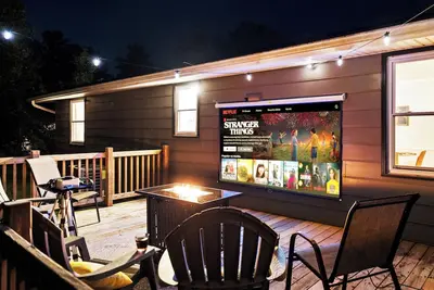 Image de New! ! 10 min Nrg Park! Pvt Deck, Movie Nights & Fire Pit - 3bdr