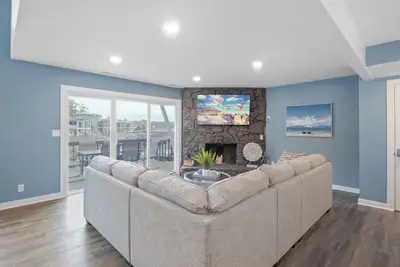 Image de Our Cove Retreat - Perfect for Wave-Free Swimming, Tanning & Prime Location Fun!